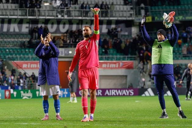 Gianluigi Donnarumma of Italy, Riccardo Orsolini of Italy and Guglielmo Vicario of Italy greet the fans during Qualifiers - Estonia vs Italy, FIFA World Cup, WM, Weltmeisterschaft, Fussball match in Tallin, Estonia, October 11 2025  Copyright: xEmmanuelexMastrodonato IPAxSportx xipa-agency.netx xx IPA_66446816 IPA_Agency_IPA66446816