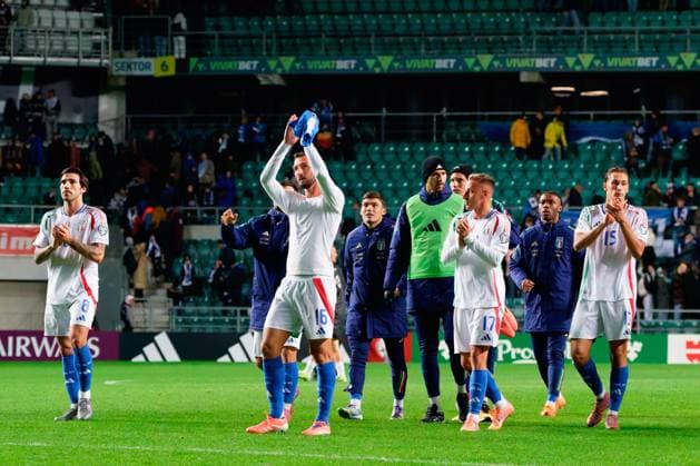 the Italy players applauds fans during Qualifiers - Estonia vs Italy, FIFA World Cup, WM, Weltmeisterschaft, Fussball match in Tallin, Estonia, October 11 2025  Copyright: xEmmanuelexMastrodonato IPAxSportx xipa-agency.netx xx IPA_66446851 IPA_Agency_IPA66446851