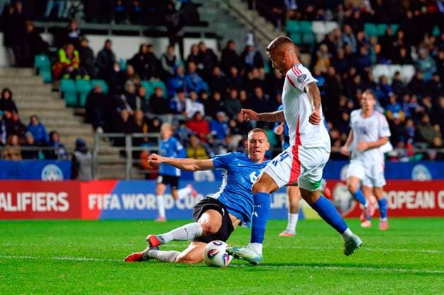 CALCIO - FIFA Mondiali - Qualifiers - Estonia vs Italy Leonardo Spinazzola of Italy in action against Rasmus Peetson of Estonia during Qualifiers - Estonia vs Italy, FIFA World Cup, WM, Weltmeisterschaft, Fussball match in Tallin, Estonia, October 11 2025 Tallin Estonia  Copyright: xIPAxSport ABACAx