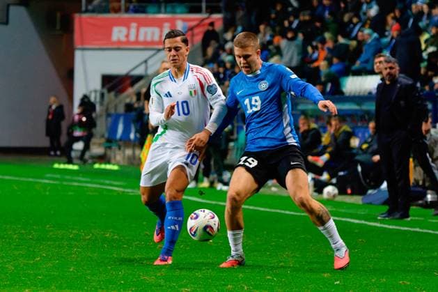 CALCIO - FIFA Mondiali - Qualifiers - Estonia vs Italy Giacomo Raspadori of Italy in action against Michael Schjonning-Larsen of Estonia during Qualifiers - Estonia vs Italy, FIFA World Cup, WM, Weltmeisterschaft, Fussball match in Tallin, Estonia, October 11 2025 Tallin Estonia  Copyright: xIPAxSport ABACAx