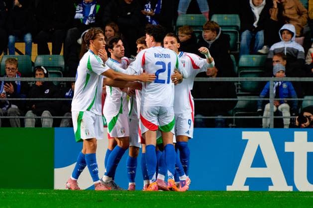 CALCIO - FIFA Mondiali - Qualifiers - Estonia vs Italy Mateo Retegui of Italy celebrates after scoring a goal with teammates during Qualifiers - Estonia vs Italy, FIFA World Cup, WM, Weltmeisterschaft, Fussball match in Tallin, Estonia, October 11 2025 Tallin Estonia  Copyright: xIPAxSport ABACAx