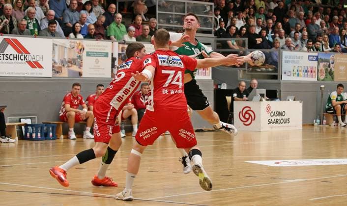 11 10 2025, xmohx, Handball 3 Liga Staffel Südwest, HG Saarlouis TSG Haßloch v l Vadym Oskilko, Yann de Waha Kirchzell , Lars Weißgerber Saarlouis DFL DFB REGULATIONS PROHIBIT ANY USE OF PHOTOGRAPHS as IMAGE SEQUENCES and or QUASI VIDEO Saarlouis