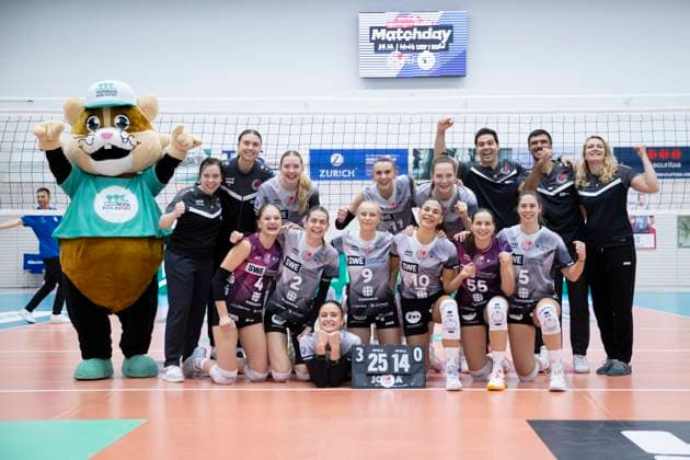 1. Volleyball Bundesliga Frauen: Schwarz-Weiss Erfurt vs. Binder Blaubären TSV Flacht; Erfurt; 11.10.2025 Siegerfoto Schwarz-Weiss Erfurt 1. Volleyball Bundesliga Frauen: Schwarz-Weiss Erfurt vs. Binder Blaubären TSV Flacht; Riethsporthalle Erfurt; 11.10.2025 Copyright: xBEAUTIFULxSPORTS Duehringx