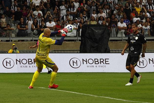 RECORD DATE NOT STATED Challenge of giants - mineirao 60 years Belo Horizonte (MG), 10 11 2025 - Football Ronaldinho s Team x Alex s Team - Gomes defends against Rafael Moura during the commemorative match between Ronaldinho s Team and Alex s Team, a friendly match celebrating Mineirao s 60th anniversary, held at Minas Arena (Mineirao), this Saturday (11) at 4:00 pm (Brasilia time). Minas Gerais Brasil Copyright: xEvandroxOliveirax