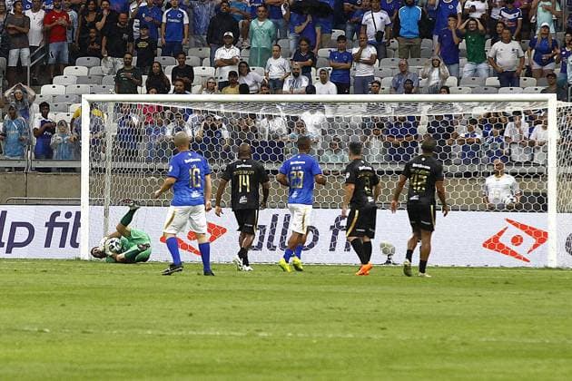 RECORD DATE NOT STATED Challenge of giants - mineirao 60 years Belo Horizonte (MG), 10 11 2025 - Football Ronaldinho s Team x Alex s Team - Eduardo defends the ball from Alex during the commemorative match between Ronaldinho s Team and Alex s Team, a friendly match celebrating Mineirao s 60th anniversary, held at Minas Arena (Mineirao), this Saturday (11) at 4:00 pm (Brasilia time). Minas Gerais Brasil Copyright: xEvandroxOliveirax