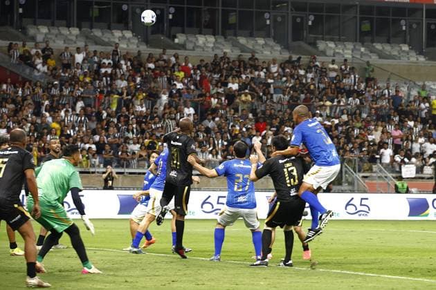 RECORD DATE NOT STATED Challenge of giants - mineirao 60 years Belo Horizonte (MG), 10 11 2025 - Football Ronaldinho s Team x Alex s Team - Wendell goes up to score during the commemorative match between Ronaldinho s Team and Alex s Team, a friendly match celebrating Mineirao s 60th anniversary, held at Minas Arena (Mineirao), this Saturday (11) at 4:00 pm (Brasilia time). Minas Gerais Brasil Copyright: xEvandroxOliveirax
