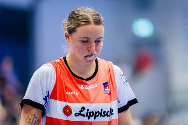 Maxi Muehlner HSG Blomberg Lippe, 10 shows her mouthguard GER, HSG Blomberg Lippe vs Sport Union Neckarsulm, Handball, 1 Bundesliga Women, Matchday 5, Season 2025 2026, 11 10 2025 GER, HSG Blomberg Lippe vs Sport Union Neckarsulm, Handball, 1 Bundesliga Women, Matchday 5, Season 2025 2026, 11 10 2025 Blomberg Copyright: xEibner-Pressefoto JanxRollingerx EP_JSK