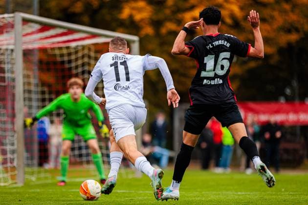 v l Dominik Steczyk SC Verl, 11 , Taha Ajdar Moulla VfL Luebeck Schwartau, 16 GER, VfL Theesen vs SC Verl, Football, Westfalenpokal, Achteilfinale, Spielzeit 2025 2026, 11 10 2025 DFL Regulations prohibit any use of photographers as image sequences and or quasi video GER, VfL Theesen vs SC Verl, Football, Westfalenpokal, Achteilfinale, Spielzeit 2025 2026, 11 10 2025 Bielefeld Copyright: xEibner-Pressefoto JanxRollingerx EP_JSK