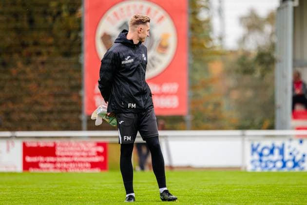Fynn Mueller SC Verl, Goalkeeping Coach GER, VfL Theesen vs SC Verl, Football, Westfalenpokal, Final of eight, Season 2025 2026, 11 10 2025 DFL Regulations prohibit any use of photographers as image sequences and or quasi video GER, VfL Theesen vs SC Verl, Football, Westfalenpokal, Final of eight, Season 2025 2026, 11 10 2025 Bielefeld Copyright: xEibner-Pressefoto JanxRollingerx EP_JSK