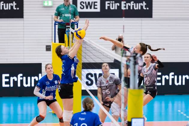 1. Volleyball Bundesliga Frauen: Schwarz-Weiss Erfurt vs. Binder Blaubären TSV Flacht; Erfurt; 11.10.2025 Lizzy Irine Lobzhanidze ( 15; Binder Blaubären TSV Flacht) gegen Lena Linke ( 6; Schwarz-Weiss Erfurt) 1. Volleyball Bundesliga Frauen: Schwarz-Weiss Erfurt vs. Binder Blaubären TSV Flacht; Riethsporthalle Erfurt; 11.10.2025 Copyright: xBEAUTIFULxSPORTS Duehringx