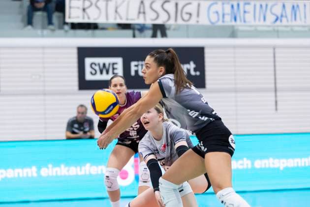 1. Volleyball Bundesliga Frauen: Schwarz-Weiss Erfurt vs. Binder Blaubären TSV Flacht; Erfurt; 11.10.2025 Kinga Szücs ( 10; Schwarz-Weiss Erfurt) 1. Volleyball Bundesliga Frauen: Schwarz-Weiss Erfurt vs. Binder Blaubären TSV Flacht; Riethsporthalle Erfurt; 11.10.2025 Copyright: xBEAUTIFULxSPORTS Duehringx