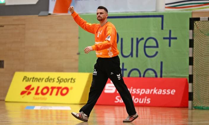 11 10 2025, xmohx, Handball 3 Liga Staffel Südwest, HG Saarlouis TV Kirchzell v l Goalkeeper Daniel Schlingmann Saarlouis cheers DFL DFB REGULATIONS PROHIBIT ANY USE OF PHOTOGRAPHS as IMAGE SEQUENCES and or QUASI VIDEO Saarlouis