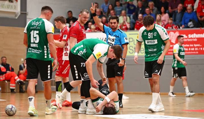 11 10 2025, xmohx, Handball 3 Liga Staffel Südwest, HG Saarlouis TV Kirchzell v l Verletzung Silas Geis Saarlouis DFL DFB REGULATIONS PROHIBIT ANY USE OF PHOTOGRAPHS as IMAGE SEQUENCES and or QUASI VIDEO Saarlouis
