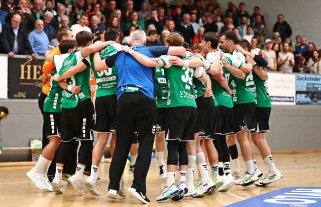 11 10 2025, xmohx, Handball 3 Liga Staffel Südwest, HG Saarlouis TV Kirchzell v l Saarlouis celebrates the victory DFL DFB REGULATIONS PROHIBIT ANY USE OF PHOTOGRAPHS as IMAGE SEQUENCES and or QUASI VIDEO Saarlouis