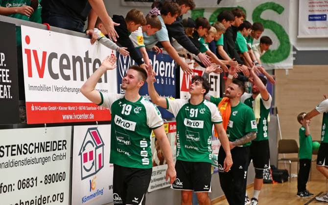 11 10 2025, xmohx, Handball 3 Liga Staffel Südwest, HG Saarlouis TV Kirchzell v l Saarlouis team cheers the fans to victory DFL DFB REGULATIONS PROHIBIT ANY USE OF PHOTOGRAPHS as IMAGE SEQUENCES and or QUASI VIDEO Saarlouis