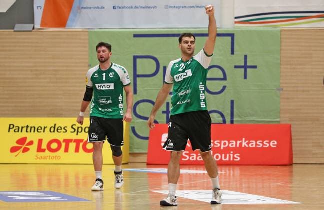 11 10 2025, xmohx, Handball 3 Liga Staffel Südwest, HG Saarlouis TV Kirchzell v l Muhamet Durmishi Saarlouis celebrates a point for his team DFL DFB REGULATIONS PROHIBIT ANY USE OF PHOTOGRAPHS as IMAGE SEQUENCES and or QUASI VIDEO Saarlouis