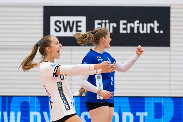1. Volleyball Bundesliga Frauen: Schwarz-Weiss Erfurt vs. Binder Blaubären TSV Flacht; Erfurt; 11.10.2025 Jubel, Alina Stäbler ( 18; Binder Blaubären TSV Flacht) und Hanne Binkau ( 8; Binder Blaubären TSV Flacht) 1. Volleyball Bundesliga Frauen: Schwarz-Weiss Erfurt vs. Binder Blaubären TSV Flacht; Riethsporthalle Erfurt; 11.10.2025 Copyright: xBEAUTIFULxSPORTS Duehringx