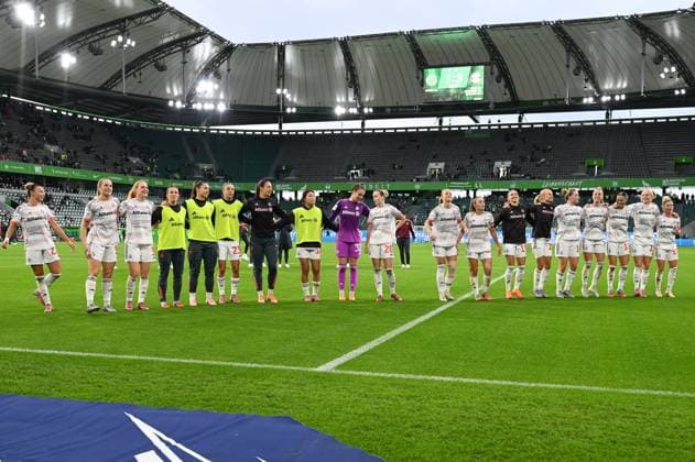 Soccer I Women I Season 2025 2026 I Bundesliga I Matchday 6 I VfL Wolfsburg FC Bayern Munich I 11 10 2025 Celebrating victory in the corner in front of their fans v l n r Arianna Caruso 27, FC Bayern Munich , Magdalena Eriksson 5, FC Bayern Munich , Stine Ballisager Pedersen 3, FC Bayern Munich , Tuva Hansen 6, FC Bayern Munich , Lena Oberdorf 8, FC Bayern Munich , Natalia Padilla Bidas 23, FC Bayern Munich , Maria Luisa Grohs 1, FC Bayern Munich , Momoko Tanikawa 18, FC Bayern Munich , Ena Mahmutovic 32, FC Bayern München , Franziska Kett 20, FC Bayern München , Glodis Viggosdottir 4, FC Bayern München , Georgia Stanway 31, FC Bayern München , Katharina Naschenweng 19, FC Bayern München , Pernille Harder 21, FC Bayern München , Alara Sehitler 14, FC Bayern Munich , Giulia Gwinn 7, FC Bayern Munich , Klara Bühl 17, FC Bayern Munich , Lea Schüller 11, FC Bayern Munich and Linda Dallmann 10, FC Bayern Munich Wolfsburg Volkswagen Arena Niedersachsen Germany Copyright: xLobeca InesxHähnelx