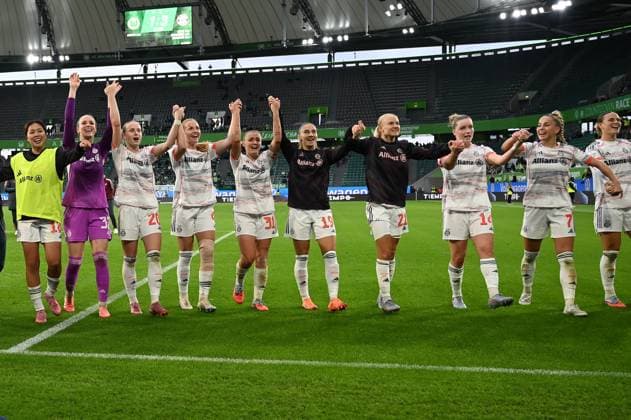 Soccer I Women I Season 2025 2026 I Bundesliga I Matchday 6 I VfL Wolfsburg FC Bayern Munich I 11 10 2025 Celebrating victory in the corner in front of their fans f l n r Momoko Tanikawa 18, FC Bayern Munich , Ena Mahmutovic 32, FC Bayern Munich , Franziska Kett 20, FC Bayern Munich , Glodis Viggosdottir 4, FC Bayern München , Georgia Stanway 31, FC Bayern München , Katharina Naschenweng 19, FC Bayern München , Pernille Harder 21, FC Bayern München , Alara Sehitler 14, FC Bayern München , Giulia Gwinn 7, FC Bayern München , Klara Bühl 17, FC Bayern München Wolfsburg Volkswagen Arena Niedersachsen Germany Copyright: xLobeca InesxHähnelx