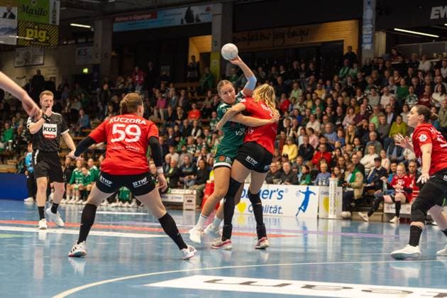 Ann Kynast Frisch Auf Goeppingen, 05 and Anika Niederwieser Thueringer HC, 14 , Frisch Auf Goeppingen Women vs Thueringer HC, Handball, Bundesliga, 05 Matchday, Season 2025 2026, 11 10 2025, Frisch Auf Goeppingen Women vs Thueringer HC, Handball, Bundesliga, 05 Matchday, Season 2025 2026, 11 10 2025 Goeppingen Copyright: xEibner-Pressefoto MaxxVogelx EP_MVL