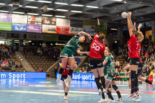 Stephanie Elies Frisch Auf Goeppingen, 63 , Csenge Kuczora Thueringer HC, 59 and Anika Niederwieser Thueringer HC, 14 In the block, Frisch Auf Goeppingen Women vs Thueringer HC, Handball, Bundesliga, 05 Matchday, Season 2025 2026, 11 10 2025, Frisch Auf Goeppingen Women vs Thueringer HC, Handball, Bundesliga, 05 Matchday, Season 2025 2026, 11 10 2025 Goeppingen Copyright: xEibner-Pressefoto MaxxVogelx EP_MVL