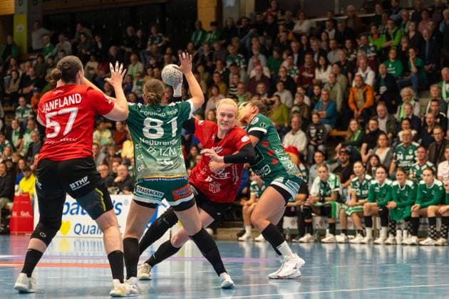 Josefine Hanfland Thueringer HC, 57 , Lea Neubrander Frisch Auf Goeppingen, 81 , Rikke Hoffbeck Thueringer HC, 22 and Louisa De Bellis Frisch Auf Goeppingen, 20 , Frisch Auf Goeppingen Frauen vs Thueringer HC, Handball, Bundesliga, 05 Spieltag, Saison 2025 2026, 11 10 2025, Frisch Auf Goeppingen Frauen vs Thueringer HC, Handball, Bundesliga, 05 Spieltag, Saison 2025 2026, 11 10 2025 Goeppingen Copyright: xEibner-Pressefoto MaxxVogelx EP_MVL