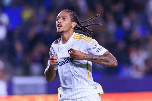 October 11, 2025, Carson, California, USA: Elijah Wynder 22 of the LA Galaxy celebrates his goal during their regular season MLS, Fussball Herren, USA game against FC Dallas on Saturday October 11, 2025 at the Dignity Health Sports Park Stadium in Carson, California. ARIANA RUIZ PI Carson USA - ZUMAp124 20251011_zaa_p124_004 Copyright: xArianaxRuizx