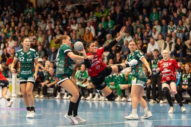 Aylin Bornhardt Frisch Auf Goeppingen, 13 and Giulia Guariero Thueringer HC, 13 , Frisch Auf Goeppingen Women vs Thueringer HC, Handball, Bundesliga, 05 Matchday, Season 2025 2026, 11 10 2025, Frisch Auf Goeppingen Women vs Thueringer HC, Handball, Bundesliga, 05 Matchday, Season 2025 2026, 11 10 2025 Goeppingen Copyright: xEibner-Pressefoto MaxxVogelx EP_MVL