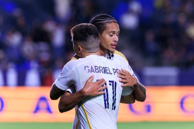 October 11, 2025, Carson, California, USA: Elijah Wynder 22 of the LA Galaxy embraces Gabriel Pec 11 after scoring a goal during their regular season MLS, Fussball Herren, USA game against FC Dallas on Saturday October 11, 2025 at the Dignity Health Sports Park Stadium in Carson, California. ARIANA RUIZ PI Carson USA - ZUMAp124 20251011_zaa_p124_007 Copyright: xArianaxRuizx