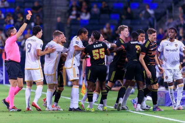 October 11, 2025, Carson, California, USA: Logan Farrington 23 of FC Dallas receives a red card for violent conduct during their regular season MLS, Fussball Herren, USA game against the LA Galaxy on Saturday October 11, 2025 at the Dignity Health Sports Park Stadium in Carson, California. ARIANA RUIZ PI Carson USA - ZUMAp124 20251011_zaa_p124_008 Copyright: xArianaxRuizx