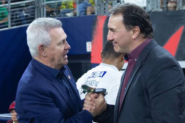 Colombian coach Nestor Lorenzo (R) greets his Mexican counterpart Javier Aguirre during a 2026 World Cup warm-up match between Mexico and Colombia at AT&T Stadium in Arlington, United States, 11 October 2025. International Friendly, Länderspiel, Nationalmannschaft Mexico - Colombia !ACHTUNG: NUR REDAKTIONELLE NUTZUNG!  Copyright: xCarlosxRamírezx AMDEP6141 20251012-55018199332_1