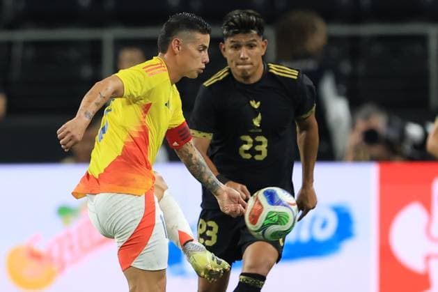 Jesus Gallardo (R) of Mexico vies for the ball with James Rodriguez of Colombia during a 2026 World Cup warm-up match between Mexico and Colombia at AT&T Stadium in Arlington, United States, 11 October 2025. International Friendly, Länderspiel, Nationalmannschaft Mexico - Colombia !ACHTUNG: NUR REDAKTIONELLE NUTZUNG!  Copyright: xCarlosxRamírezx AMDEP6170 20251012-55018199336_1