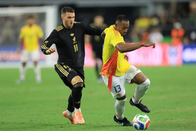 Santiago Gimenez (L) of Mexico vies for the ball with Willer Ditta of Colombia during a 2026 World Cup warm-up match between Mexico and Colombia at AT&T Stadium in Arlington, United States, 11 October 2025. International Friendly, Länderspiel, Nationalmannschaft Mexico - Colombia !ACHTUNG: NUR REDAKTIONELLE NUTZUNG!  Copyright: xCarlosxRamírezx AMDEP6156 20251012-55018199340_1