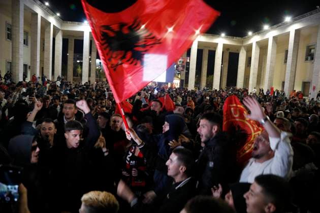 Serbia vs Albania training session, Tirana, Albania on October 11, 2025. Albanian fans cheer as they gather at Italia Square in Tirana to watch the football match between Serbia and Albania on October 11, 2025. Albania won the 2026 FIFA World Cup, WM, Weltmeisterschaft, Fussball European Qualifiers Group K soccer match against Serbia played in the city of Leskovac in Serbia. TIRANE ALBANIA Copyright: xMALTONxDIBRAx