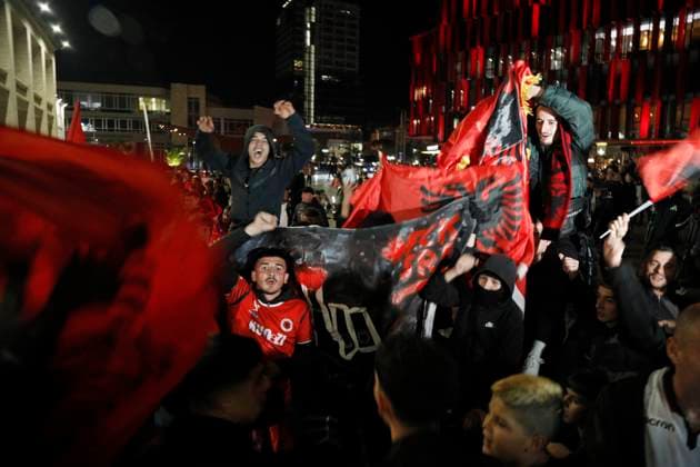Serbia vs Albania training session, Tirana, Albania on October 11, 2025. Albanian fans cheer as they gather at Italia Square in Tirana to watch the football match between Serbia and Albania on October 11, 2025. Albania won the 2026 FIFA World Cup, WM, Weltmeisterschaft, Fussball European Qualifiers Group K soccer match against Serbia played in the city of Leskovac in Serbia. TIRANE ALBANIA Copyright: xMALTONxDIBRAx