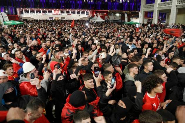 Serbia vs Albania training session, Tirana, Albania on October 11, 2025. Albanian fans cheer as they gather at Italia Square in Tirana to watch the football match between Serbia and Albania on October 11, 2025. Albania won the 2026 FIFA World Cup, WM, Weltmeisterschaft, Fussball European Qualifiers Group K soccer match against Serbia played in the city of Leskovac in Serbia. TIRANE ALBANIA Copyright: xMALTONxDIBRAx