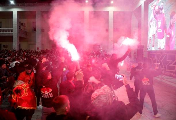 Serbia vs Albania training session, Tirana, Albania on October 11, 2025. Albanian fans cheer as they gather at Italia Square in Tirana to watch the football match between Serbia and Albania on October 11, 2025. Albania won the 2026 FIFA World Cup, WM, Weltmeisterschaft, Fussball European Qualifiers Group K soccer match against Serbia played in the city of Leskovac in Serbia. TIRANE ALBANIA Copyright: xMALTONxDIBRAx