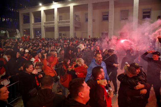 Serbia vs Albania training session, Tirana, Albania on October 11, 2025. Albanian fans cheer as they gather at Italia Square in Tirana to watch the football match between Serbia and Albania on October 11, 2025. Albania won the 2026 FIFA World Cup, WM, Weltmeisterschaft, Fussball European Qualifiers Group K soccer match against Serbia played in the city of Leskovac in Serbia. TIRANE ALBANIA Copyright: xMALTONxDIBRAx