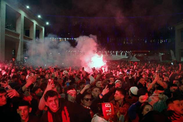 Serbia vs Albania training session, Tirana, Albania on October 11, 2025. Albanian fans cheer as they gather at Italia Square in Tirana to watch the football match between Serbia and Albania on October 11, 2025. Albania won the 2026 FIFA World Cup, WM, Weltmeisterschaft, Fussball European Qualifiers Group K soccer match against Serbia played in the city of Leskovac in Serbia. TIRANE ALBANIA Copyright: xMALTONxDIBRAx
