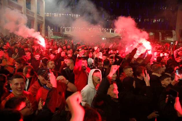 Serbia vs Albania training session, Tirana, Albania on October 11, 2025. Albanian fans cheer as they gather at Italia Square in Tirana to watch the football match between Serbia and Albania on October 11, 2025. Albania won the 2026 FIFA World Cup, WM, Weltmeisterschaft, Fussball European Qualifiers Group K soccer match against Serbia played in the city of Leskovac in Serbia. TIRANE ALBANIA Copyright: xMALTONxDIBRAx