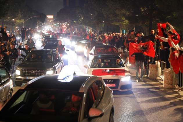 Serbia vs Albania training session, Tirana, Albania on October 11, 2025. Fans celebrate with Albanian flags at Tirana s main boulevard after the football match between Serbia and Albania on October 11, 2025. Albania won the 2026 FIFA World Cup, WM, Weltmeisterschaft, Fussball European Qualifiers Group K soccer match against Serbia played in the city of Leskovac in Serbia. TIRANE ALBANIA Copyright: xMALTONxDIBRAx