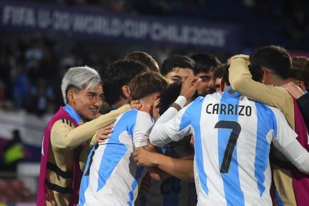 Futbol, Mexico vs Argentina. Mundial sub 20, Chile 2025. El jugador de Argentina Mateo Silvetti, centro, celebra tras marcar un gol contra Mexico durante un partido de cuartos de final del mundial sub 20 disputado en el estadio Nacional de Santiago, Chile. 11 10 2025 Jonnathan Oyarzun Photosport Football, Mexico vs Argentina. U-20 World Cup Championship. Argentina™s player Mateo Silvetti, center, celebrates after scoring against Mexico during a quarterfinal match of the U-20 World Cup at the Nacional stadium in Santiago, Chile. 11 10 2025 Jonnathan Oyarzun Photosport Mexico vs Argentina, mundial sub 20 Chile 2025