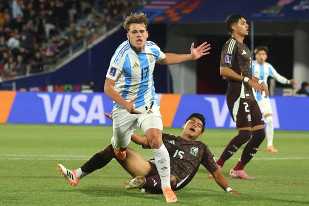 Futbol, Mexico vs Argentina. Mundial sub 20, Chile 2025. El jugador de Argentina Mateo Silvetti, centro, celebra tras marcar un gol contra Mexico durante un partido de cuartos de final del mundial sub 20 disputado en el estadio Nacional de Santiago, Chile. 11 10 2025 Jonnathan Oyarzun Photosport Football, Mexico vs Argentina. U-20 World Cup Championship. Argentina™s player Mateo Silvetti, center, celebrates after scoring against Mexico during a quarterfinal match of the U-20 World Cup at the Nacional stadium in Santiago, Chile. 11 10 2025 Jonnathan Oyarzun Photosport Mexico vs Argentina, mundial sub 20 Chile 2025