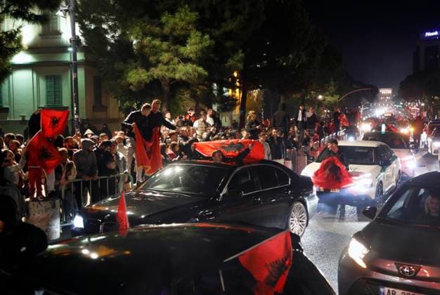 Serbia vs Albania training session, Tirana, Albania on October 11, 2025. Fans celebrate with Albanian flags at Tirana s main boulevard after the football match between Serbia and Albania on October 11, 2025. Albania won the 2026 FIFA World Cup, WM, Weltmeisterschaft, Fussball European Qualifiers Group K soccer match against Serbia played in the city of Leskovac in Serbia. TIRANE ALBANIA Copyright: xMALTONxDIBRAx
