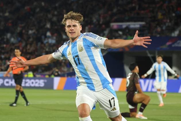 Futbol, Mexico vs Argentina. Mundial sub 20, Chile 2025. El jugador de Argentina Mateo Silvetti, centro, celebra tras marcar un gol contra Mexico durante un partido de cuartos de final del mundial sub 20 disputado en el estadio Nacional de Santiago, Chile. 11 10 2025 Jonnathan Oyarzun Photosport Football, Mexico vs Argentina. U-20 World Cup Championship. Argentina™s player Mateo Silvetti, center, celebrates after scoring against Mexico during a quarterfinal match of the U-20 World Cup at the Nacional stadium in Santiago, Chile. 11 10 2025 Jonnathan Oyarzun Photosport Mexico vs Argentina, mundial sub 20 Chile 2025