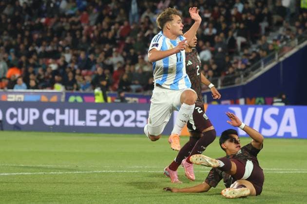 Futbol, Mexico vs Argentina. Mundial sub 20, Chile 2025. El jugador de Argentina Mateo Silvetti, centro, celebra tras marcar un gol contra Mexico durante un partido de cuartos de final del mundial sub 20 disputado en el estadio Nacional de Santiago, Chile. 11 10 2025 Jonnathan Oyarzun Photosport Football, Mexico vs Argentina. U-20 World Cup Championship. Argentina™s player Mateo Silvetti, center, celebrates after scoring against Mexico during a quarterfinal match of the U-20 World Cup at the Nacional stadium in Santiago, Chile. 11 10 2025 Jonnathan Oyarzun Photosport Mexico vs Argentina, mundial sub 20 Chile 2025
