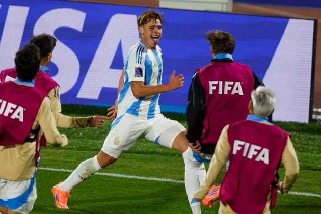 Futbol, Mexico vs Argentina. Mundial sub 20, Chile 2025. El jugador de Argentina Mateo Silvetti, centro, celebra con sus companeros tras marcar un gol contra Mexico durante un partido de eliminacion directa de los cuartos de final del mundial sub 20 realizado en el estadio Nacional de Santiago, Chile. 11 10 2025 Andres Pina Photosport Football, Mexico vs Argentina. U-20 World Cup Championship. Argentina™s player Mateo Silvetti, center, celebrates with teammates after scoring against Mexico during a U-20 World Cup, quarter final knock out match, at the Nacional stadium in Santiago, Chile. 11 10 2025 Andres Pina Photosport Mexico vs Argentina, mundial sub 20 Chile 2025