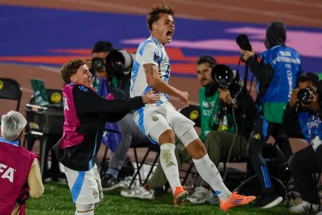 Futbol, Mexico vs Argentina. Mundial sub 20, Chile 2025. El jugador de Argentina Mateo Silvetti, centro, celebra con sus companeros tras marcar un gol contra Mexico durante un partido de eliminacion directa de los cuartos de final del mundial sub 20 realizado en el estadio Nacional de Santiago, Chile. 11 10 2025 Andres Pina Photosport Football, Mexico vs Argentina. U-20 World Cup Championship. Argentina™s player Mateo Silvetti, center, celebrates with teammates after scoring against Mexico during a U-20 World Cup, quarter final knock out match, at the Nacional stadium in Santiago, Chile. 11 10 2025 Andres Pina Photosport Mexico vs Argentina, mundial sub 20 Chile 2025