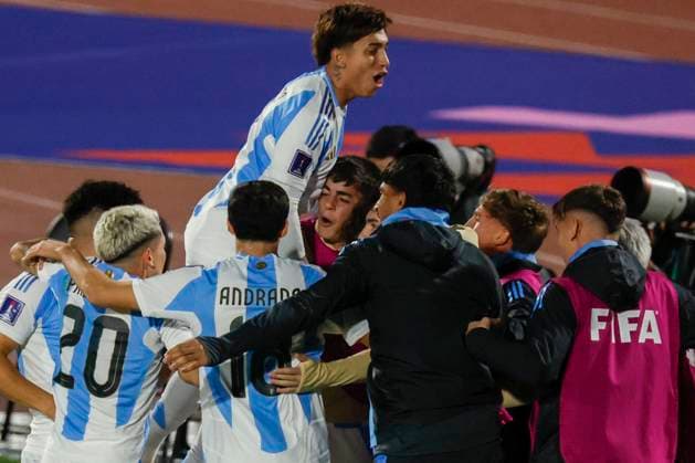 Futbol, Mexico vs Argentina. Mundial sub 20, Chile 2025. Los jugadores de Argentina celebran tras marcar un gol contra Mexico durante un partido de eliminacion directa de los cuartos de final del mundial sub 20 realizado en el estadio Nacional de Santiago, Chile. 11 10 2025 Andres Pina Photosport Football, Mexico vs Argentina. U-20 World Cup Championship. Argentina™s players celebrate after scoring against Mexico during a U-20 World Cup, quarter final knock out match, at the Nacional stadium in Santiago, Chile. 11 10 2025 Andres Pina Photosport Mexico vs Argentina, mundial sub 20 Chile 2025 