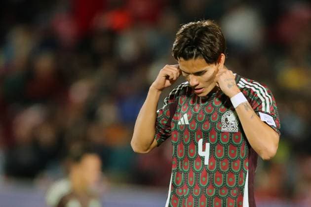 Futbol, Mexico vs Argentina. Mundial sub 20, Chile 2025. El jugador de Mexico Diego Ochoa es fotografiado durante un partido de cuartos de final del mundial sub 20 contra Argentina disputado en el estadio Nacional de Santiago, Chile. 11 10 2025 Jonnathan Oyarzun Photosport Football, Mexico vs Argentina. U-20 World Cup Championship. Mexico™s player Diego Ochoa is pictured during a quarterfinal match of the U-20 World Cup against Argentina at the Nacional stadium in Santiago, Chile. 11 10 2025 Jonnathan Oyarzun Photosport Mexico vs Argentina, mundial sub 20 Chile 2025 